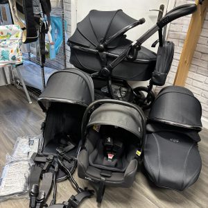 PRE LOVED EGG3 CARBONITE IN IMMACULATE CONDITION.