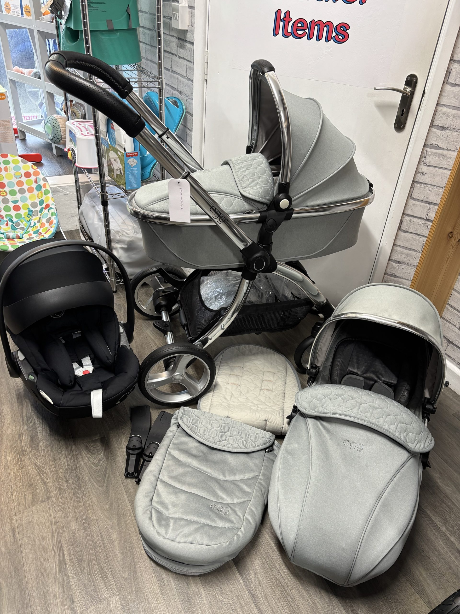 PRE LOVED EGG2 MONUMENT GREY IN EXCELLENT PRE LOVED CONDITION.